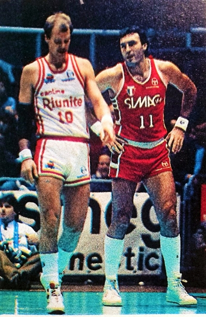 Campionato 1985/86: Cantene Riunite Reggio E. - Simac Olimpia Milano con Bob Morse e Dino Meneghin già protagonisti dell'Ignis Varese dominatrice europea alla fine anni 70. Bob Morse era al suo ultimo anno del biennio reggiano, dopo aver giocato tre anni ad Antibes. Al termine della stagione ha chiuso la sua carriera agonistica, diventando insegnante di italiano in una università americana.